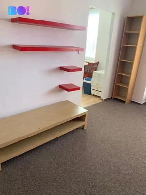 Wohnzimmer; holzboden, fliesenboden, hohe decken, holzbalken, renoviert, renovierungsbedürftig, tageslicht, dunkles interieur, moderner stil, rustikaler stil