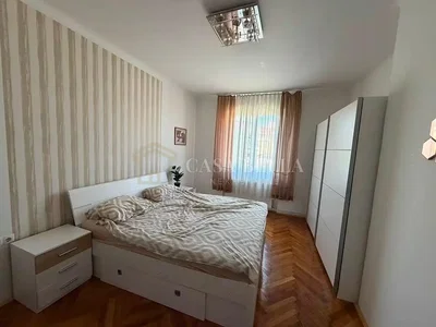 Schlafzimmer; holzboden, tageslicht