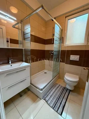 Badezimmer; fliesenboden, tageslicht