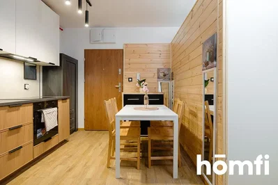 Keuken; keukenapparatuur, houten vloer, natuurlijk licht, moderne stijl
