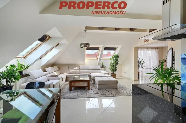 Salón; luz natural, estilo moderno, suelo de madera