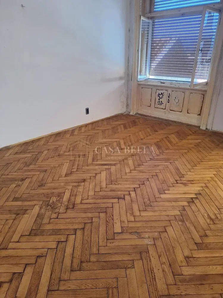 Sonstiges; holzboden, renovierungsbedürftig, tageslicht