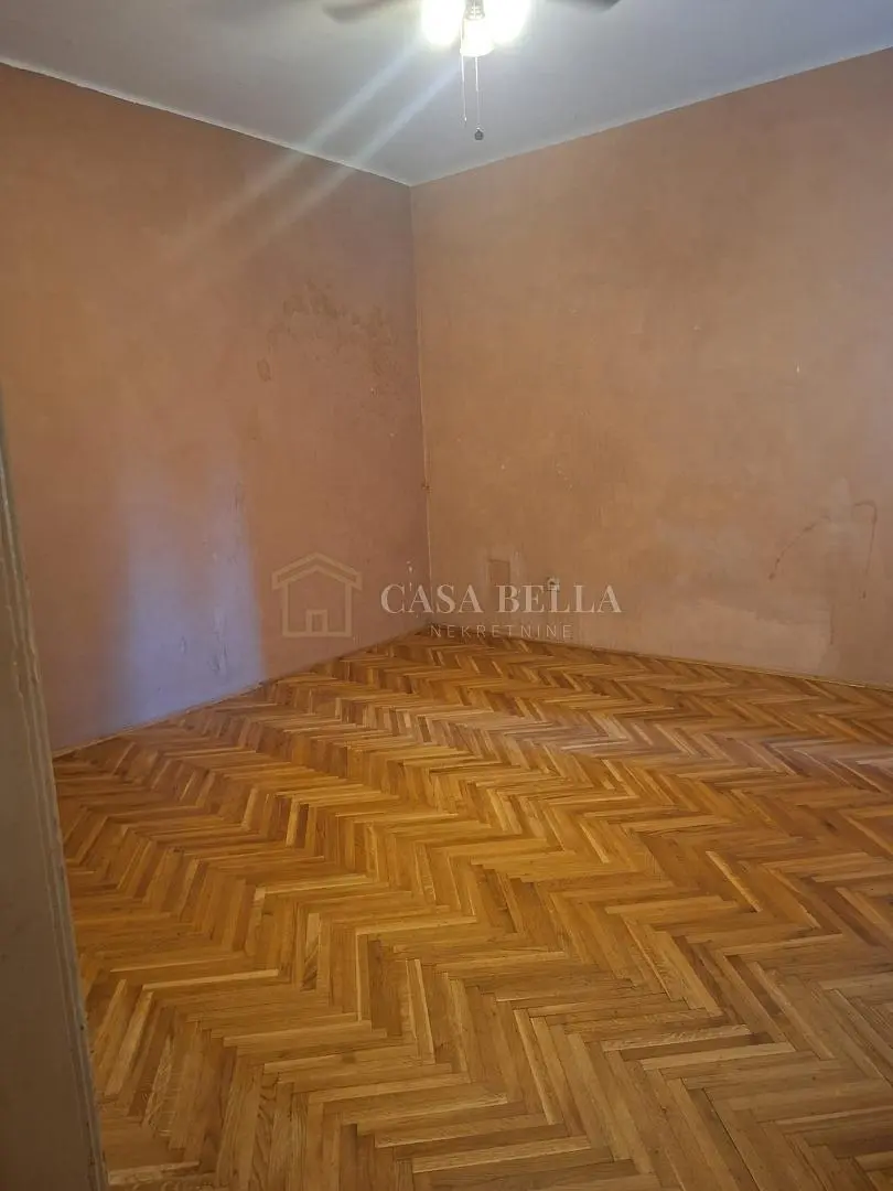 Sonstiges; holzboden, renovierungsbedürftig, tageslicht