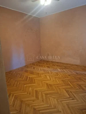 Sonstiges; holzboden, renovierungsbedürftig, tageslicht