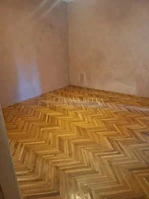 Sonstiges; holzboden, renovierungsbedürftig, tageslicht