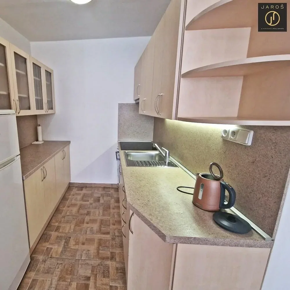 Cozinha; eletrodomésticos, chão de azulejo, precisa de renovação