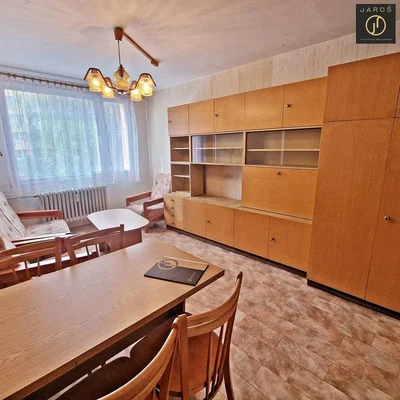 Sala de estar; chão de azulejo, precisa de renovação, luz natural