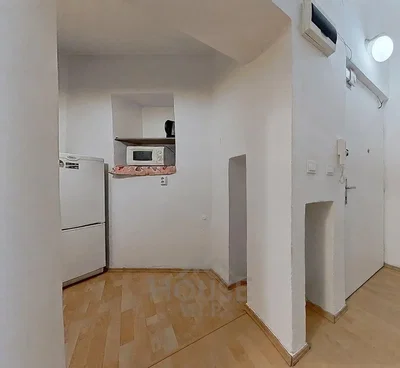 Cucina; elettrodomestici, pavimento in piastrelle