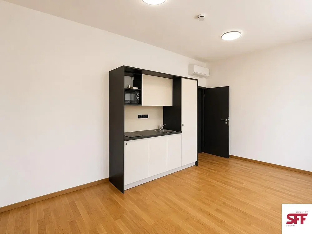 Cucina; elettrodomestici, pavimento in legno, luce naturale