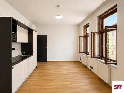 Cucina; elettrodomestici, pavimento in legno, luce naturale