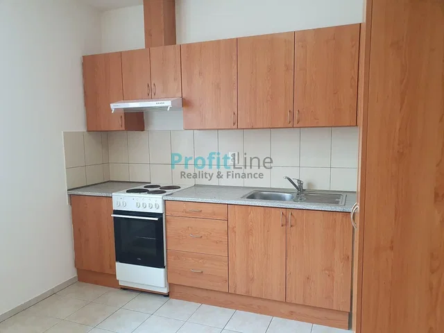 Cucina; elettrodomestici, pavimento in piastrelle