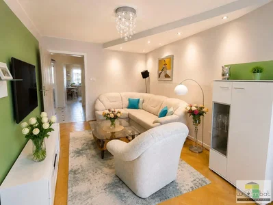 Salón; estilo moderno, suelo de madera, luz natural, renovado