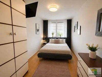 Dormitorio; suelo de madera, luz natural, estilo moderno