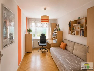 Dormitorio; suelo de madera, luz natural, estilo moderno