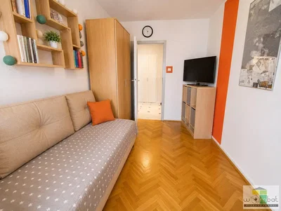 Salón; suelo de madera, luz natural