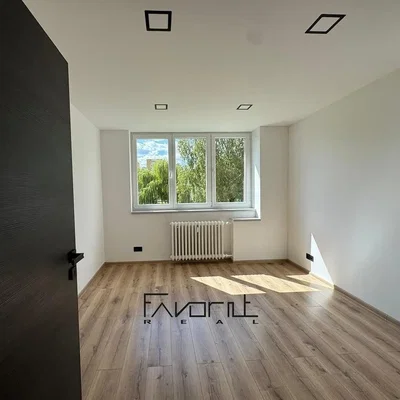 Spavaća soba; drveni pod, prirodno svjetlo