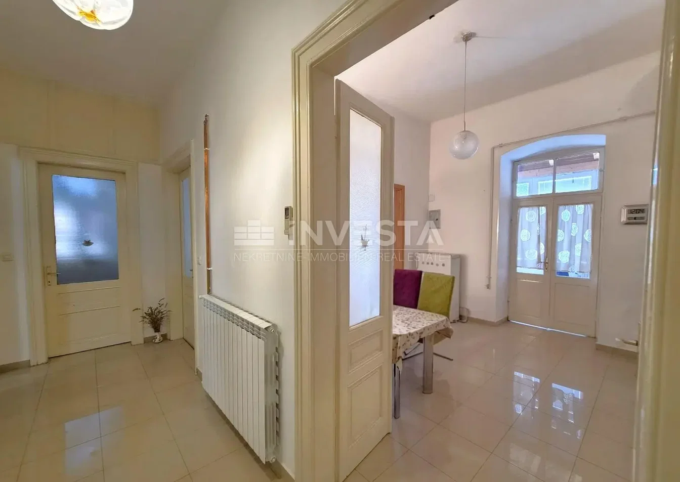 Obývací pokoj; dlažba, přirozené světlo