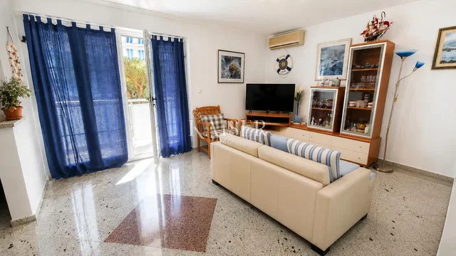 Obývací pokoj; dlažba, přirozené světlo, moderní styl