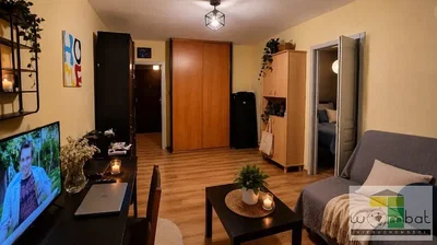 Salón; suelo de madera, luz natural, estilo moderno