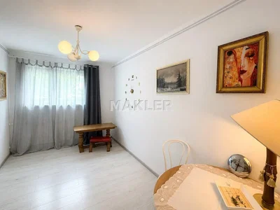 Salon; carrelage, lumière naturelle, style moderne