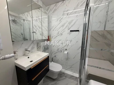 Salle de bain; carrelage, rénové, lumière naturelle
