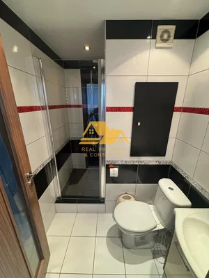 Toilette; fliesenboden, renoviert, tageslicht