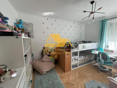 Kinderzimmer; holzboden, tageslicht