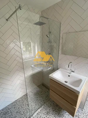 Badezimmer; fliesenboden, renoviert, tageslicht
