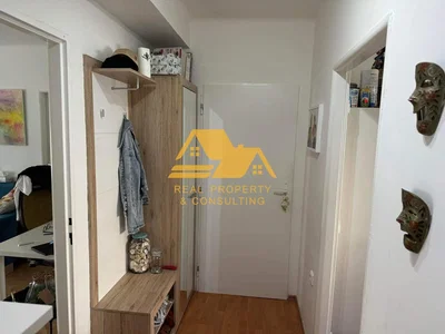 Garderobe; holzboden, tageslicht