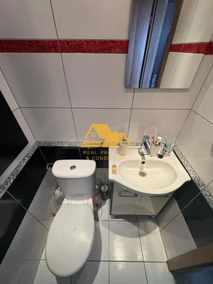 Toilette; fliesenboden, renovierungsbedürftig