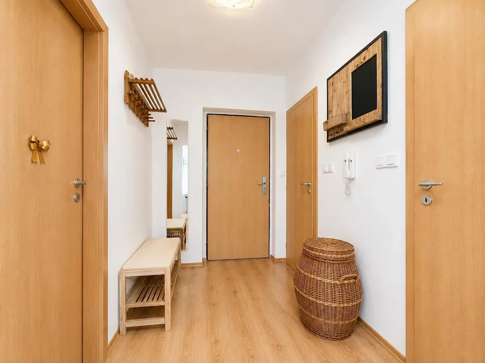 Garderobe; holzboden, tageslicht
