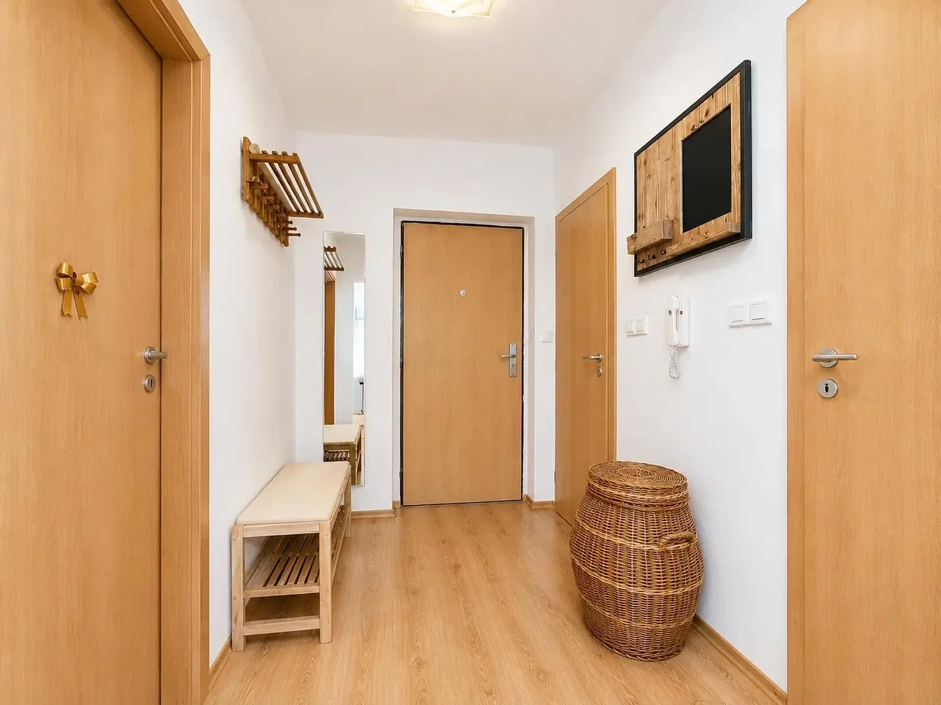 Garderobe; holzboden, tageslicht