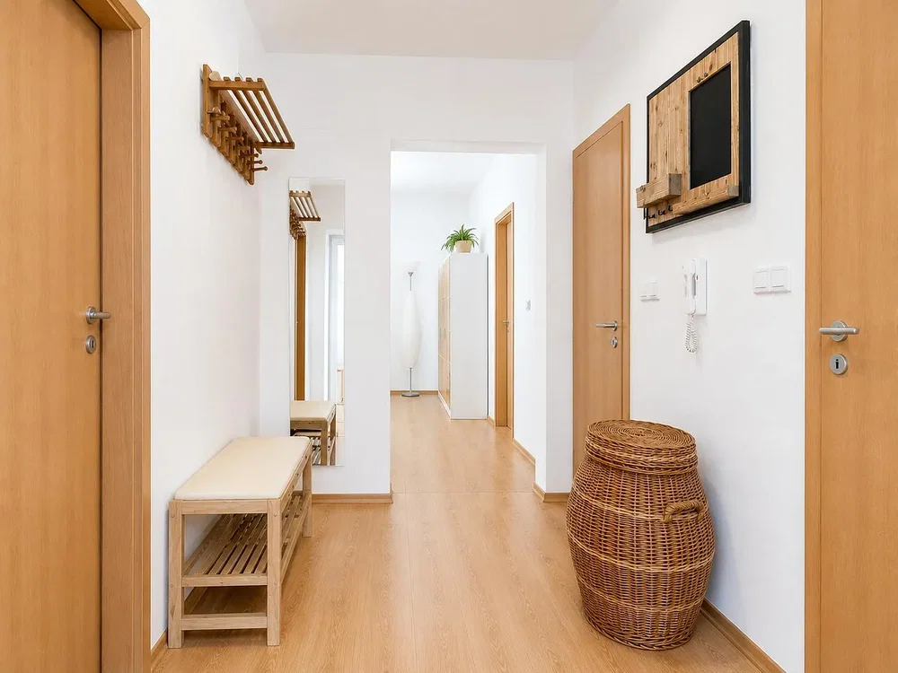 Garderobe; holzboden, tageslicht