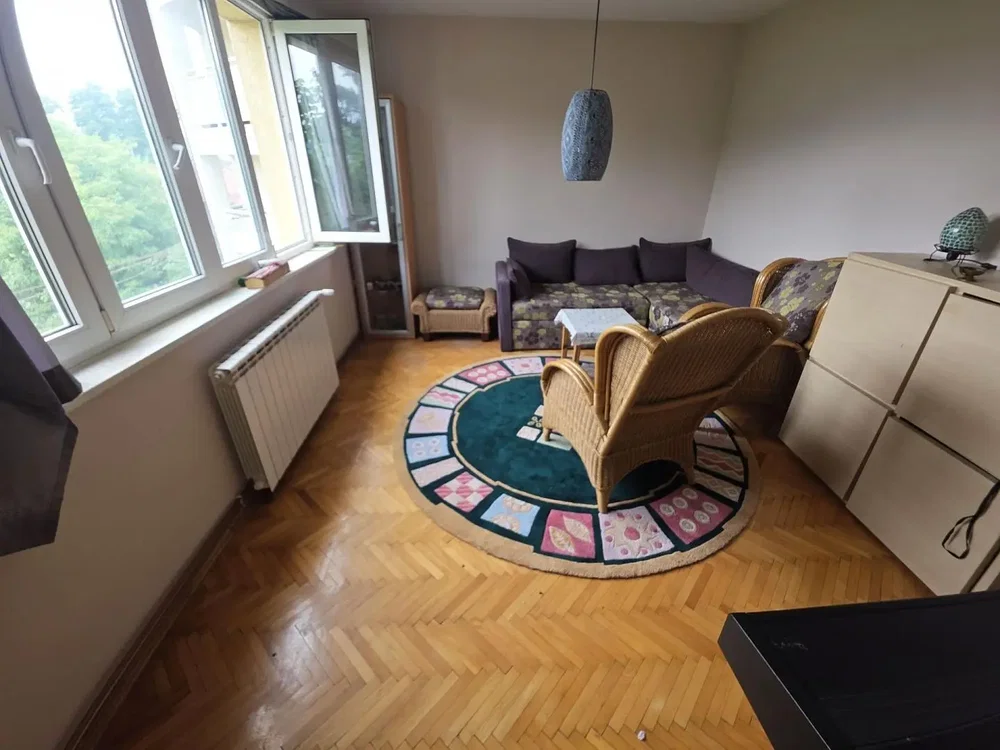 Obývačka; drevená podlaha, prirodzené svetlo, výhľad