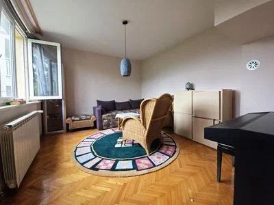Obývačka; drevená podlaha, prirodzené svetlo
