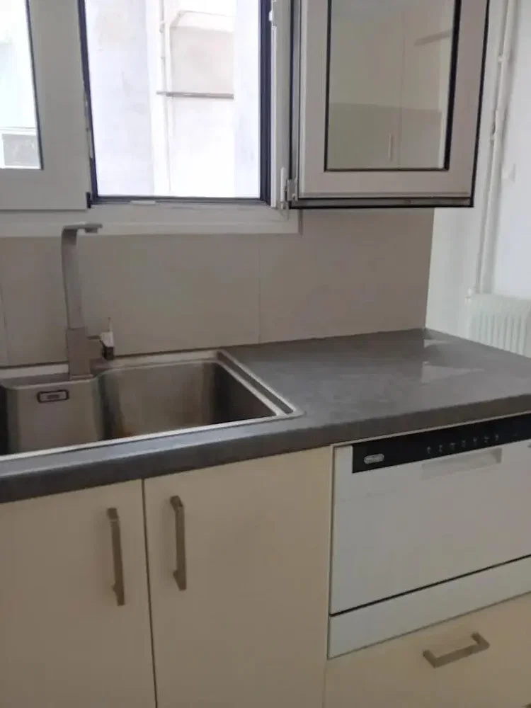 Cucina; elettrodomestici, pavimento in piastrelle