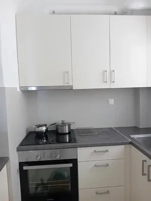 Cucina; elettrodomestici, pavimento in piastrelle