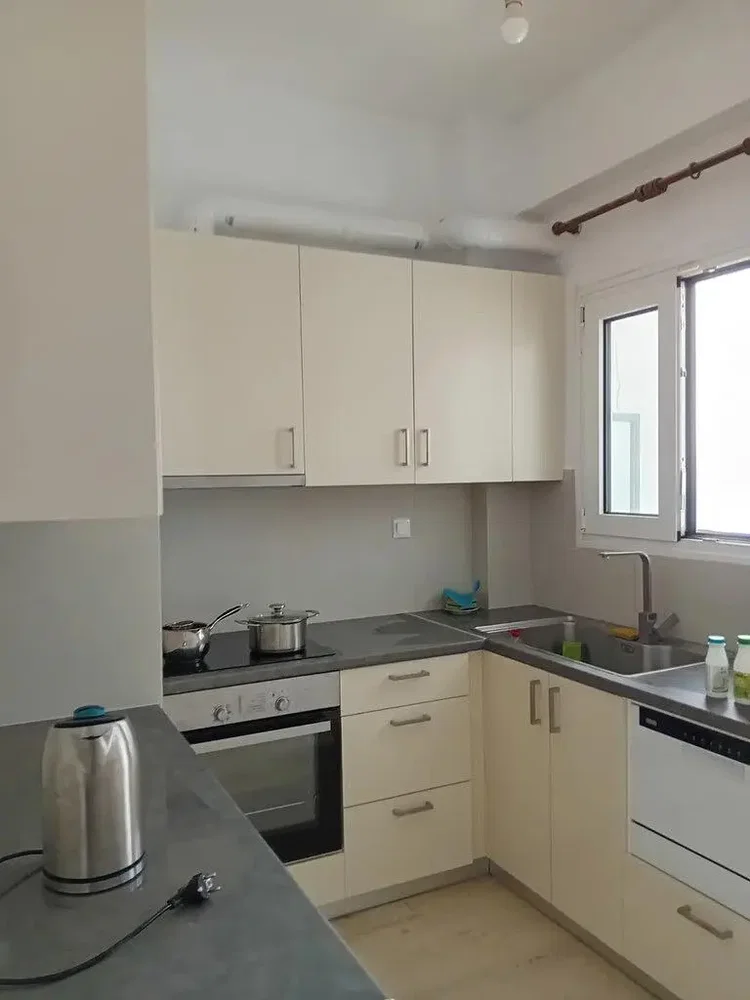 Cucina; elettrodomestici, pavimento in piastrelle, luce naturale