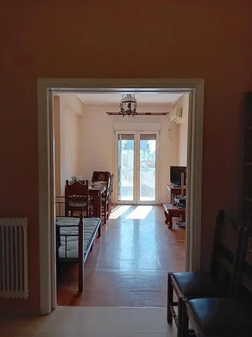 Soggiorno; pavimento in legno, luce naturale