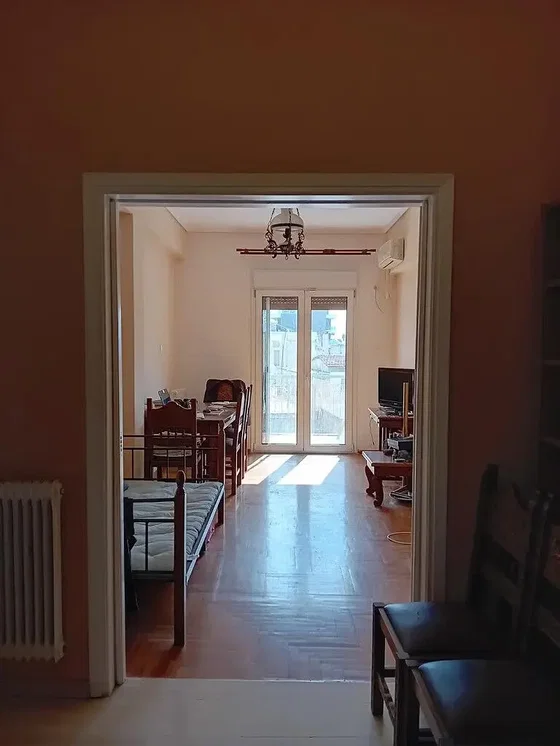 Soggiorno; pavimento in legno, luce naturale