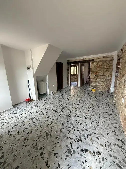 Autre; carrelage, lumière naturelle, nécessite rénovation