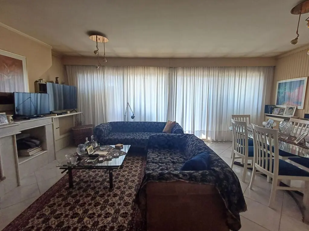 Salon; carrelage, lumière naturelle