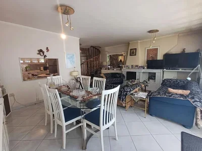 Salon; carrelage, lumière naturelle