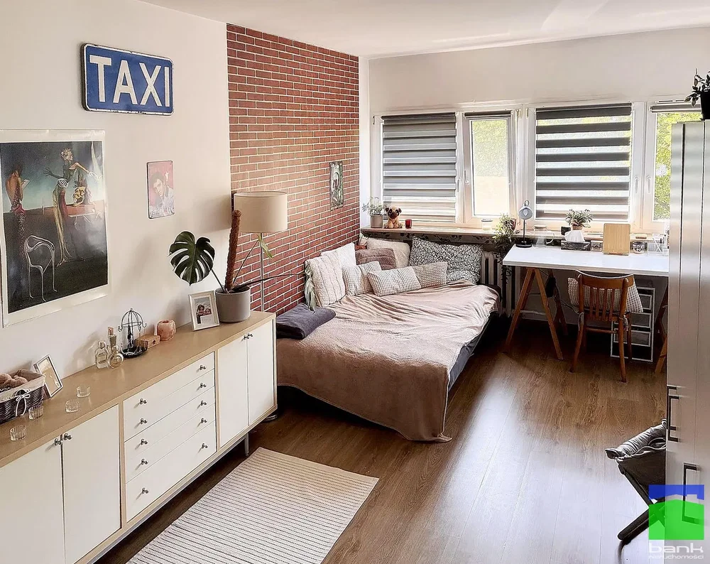 Bedroom; wood floor, natural light, modern style
