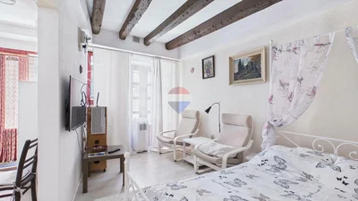 Ložnice; přirozené světlo, dřevěné trámy, moderní styl