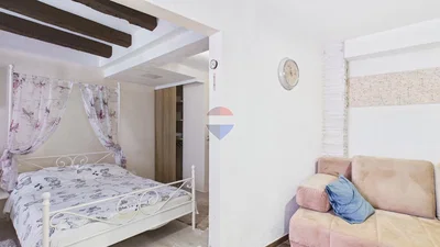 Ložnice; dřevěné trámy, přirozené světlo