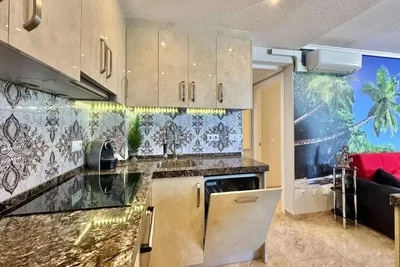 Cuisine; électroménager, carrelage, lumière naturelle