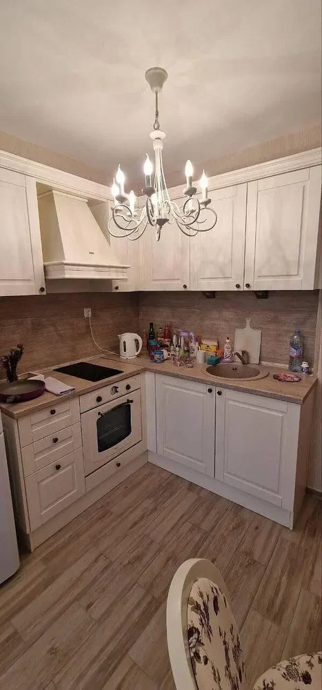 Cuisine; électroménager, parquet, lumière naturelle