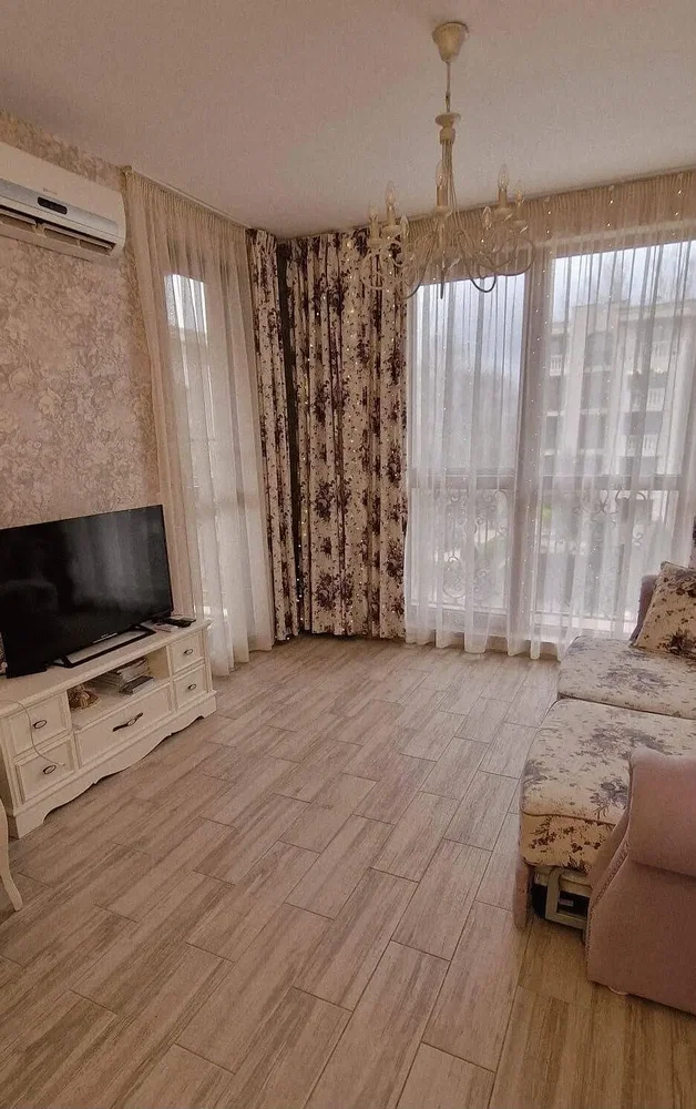 Salon; parquet, carrelage, lumière naturelle