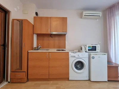 Cuisine; électroménager, parquet, lumière naturelle, nécessite rénovation